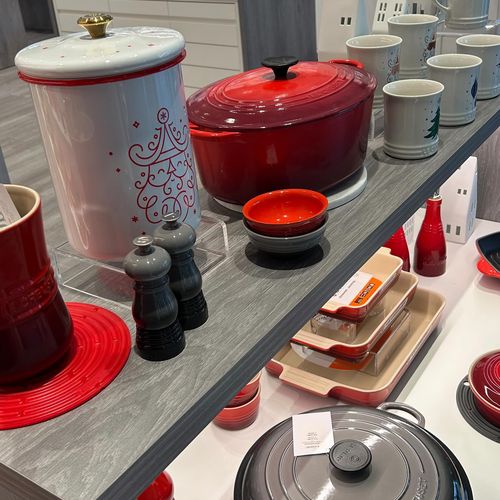 On dirait que la magie de Noël est arrivée jusqu’à la boutique Le Creuset 🎅🎄 Vous y trouverez les cadeaux parfaits pour...