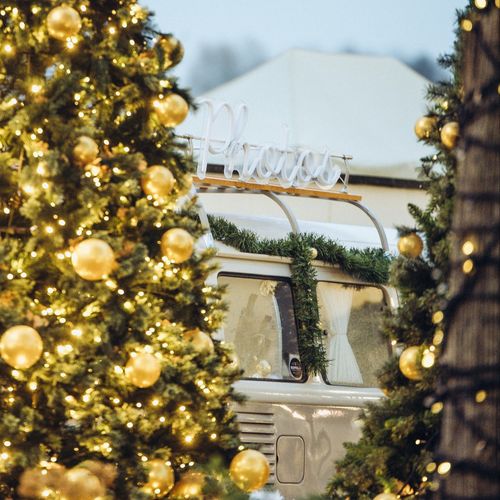 Profitez de notre photobooth de Noël 🎄🤍 Rendez-vous près de la boutique Gant pour découvrir notre van photobooth. Nous...